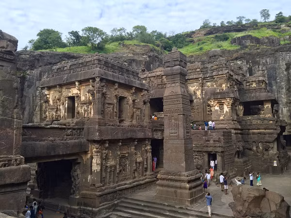 Mang phong cách kiến trúc Dravidian, đền Kailasa có chóp vuông với các chi tiết được chạm khắc tỉ mỉ. Tổng thể ngôi đền cao khoảng 3 tầng, với một sân đền có hình móng ngựa cùng một tháp Gopuram ở lối vào.