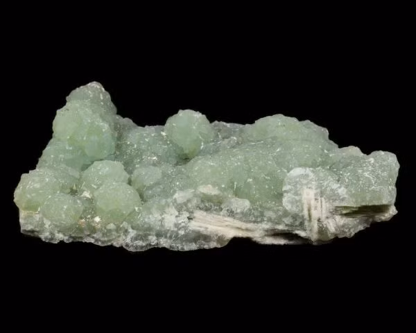 Hiện nay đá Prehnite được dùng để điêu khắc thành món trang sức đắt tiền: vòng tay, dây chuyền, mặt dây chuyền, nhẫn, hoa tai, charm… rất đa dạng. Mời các bạn xem video: Khung cảnh thiên nhiên tuyệt đẹp tại các quốc gia ít dân nhất thế giới. 