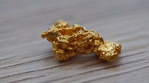 Kim loại này có ở dạng quặng hoặc hạt trong đá và trong các mỏ bồi tích và là một trong số kim loại đúc tiền. Vàng được dùng làm một tiêu chuẩn tiền tệ ở nhiều nước và cũng được sử dụng trong các ngành trang sức, nha khoa và điện tử. Mã tiền tệ ISO của nó là XAU.