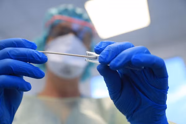 Nhóm kỹ sư đã ứng dụng công cụ chỉnh sửa gene SHERLOCK vào thiết bị phát hiện virus SARS-CoV-2. Các bộ phận của máy bao gồm sợi ARN dẫn cho phép phát hiện chuỗi ARN mục tiêu, enzyme Cas cắt các chuỗi đó và sản sinh tín hiệu huỳnh quang.