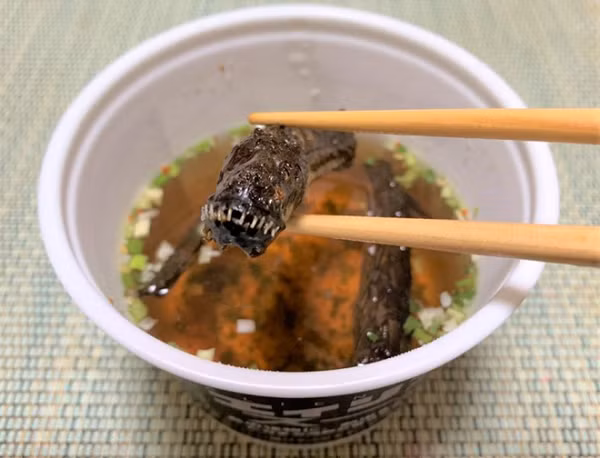 Nhiều người từng ăn nhận xét Warasubo hợp làm đồ nhắm bởi càng nhai nó lại tiết ra hương vị thơm hơn.