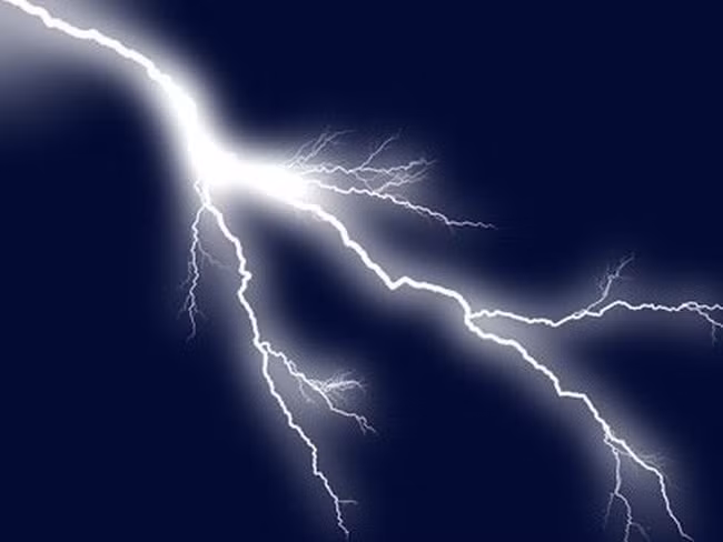  Người đàn ông bị sét đánh tử vong khi đi bắt cua: Sáng 28/8/2023, anh Đào Văn H. (SN 1987, trú thôn An Chính, xã Nam, huyện Tiền Hải, tỉnh Thái Bình) trong lúc đi ra cánh đồng lúa thôn An Chính, xã Nam Chính đổ lờ bắt cua thì bất ngờ cơn mưa dông ập đến kèm theo sấm, sét. Tia sét đã đánh trúng anh H., khiến anh ngã xuống, tử vong trên cánh đồng.