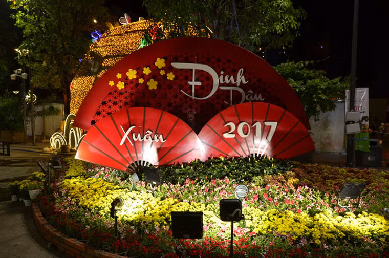 Đường hoa rực rỡ dưới ánh đèn đêm.