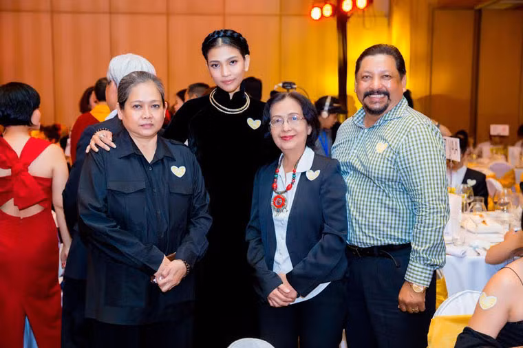 Thành công của chương trình tối qua, Trương Thị May cũng không giấu được sự xúc động khi chứng kiến những tấm lòng hảo tâm đã giúp nhiều trẻ em Việt Nam được mổ tim.