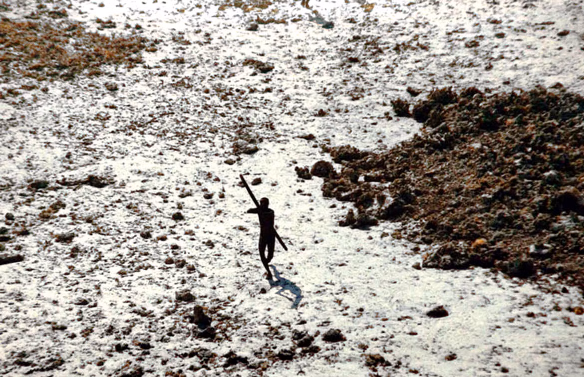  1. Tộc người Sentinelese, Ấn Độ: Bộ tộc Sentinelese thường được biết đến là cộng đồng biệt lập nhất thế giới, họ sống ẩn dật trên hòn đảo Bắc Sentinel và chống lại người ngoài một cách bạo lực. Ảnh: IC.