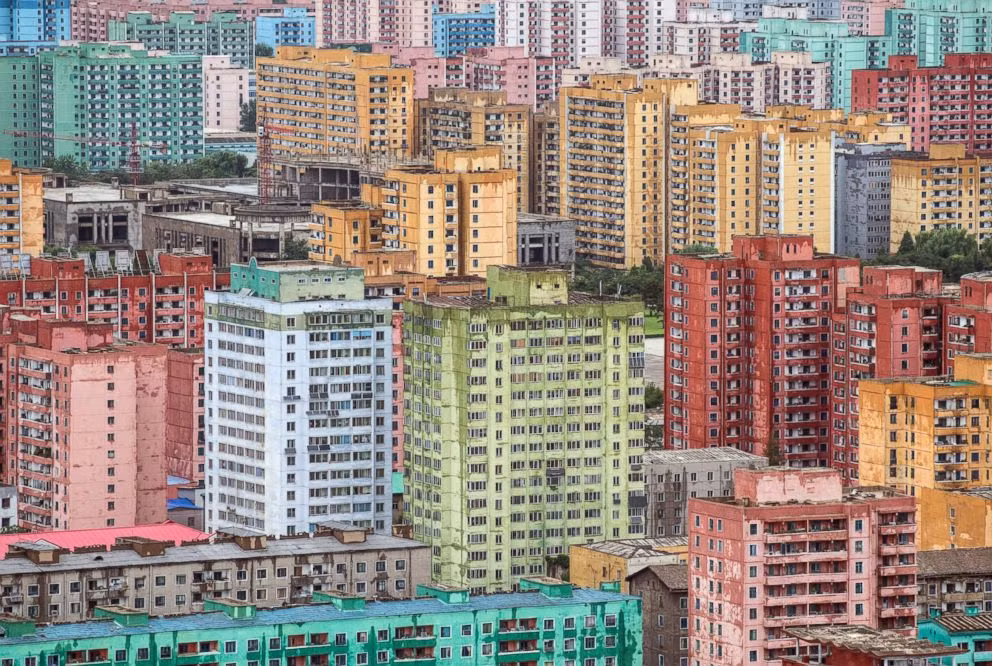 Được biết, năm 2018, Court đã dành vài tuần đi du lịch khắp đất nước, thăm nhiều thành phố, bao gồm Bình Nhưỡng - thủ đô của Triều Tiên và là thành phố đông dân nhất nước này.