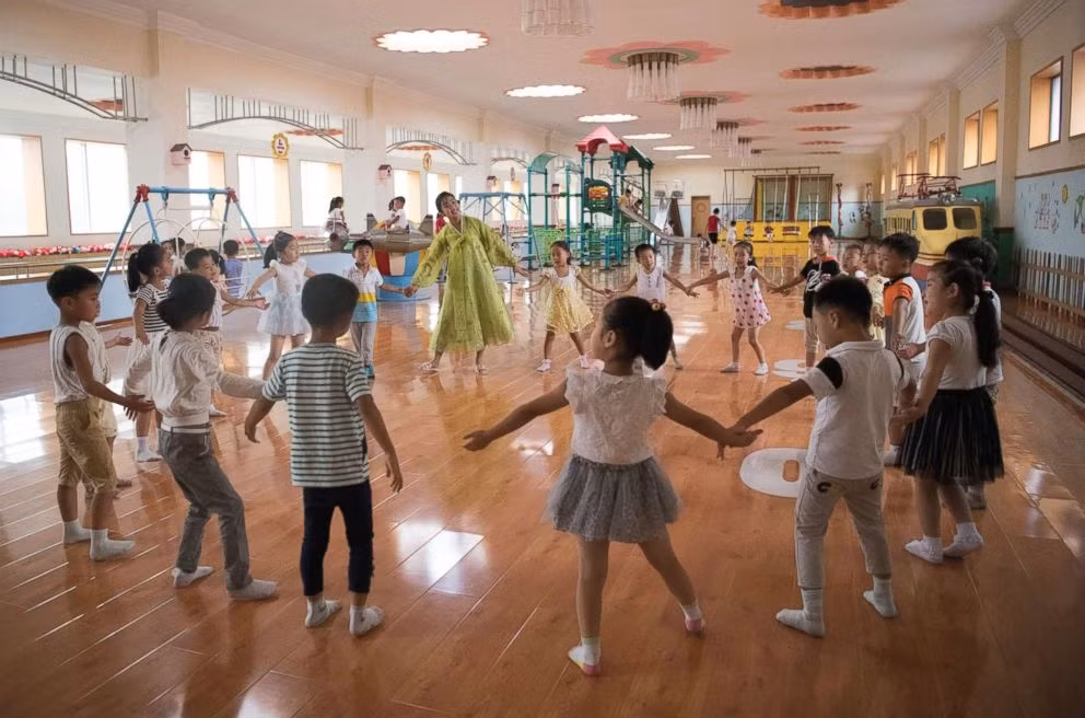 Các em nhỏ chơi đùa tại Trường mẫu giáo Gyongsang ngày 23/8/2018.