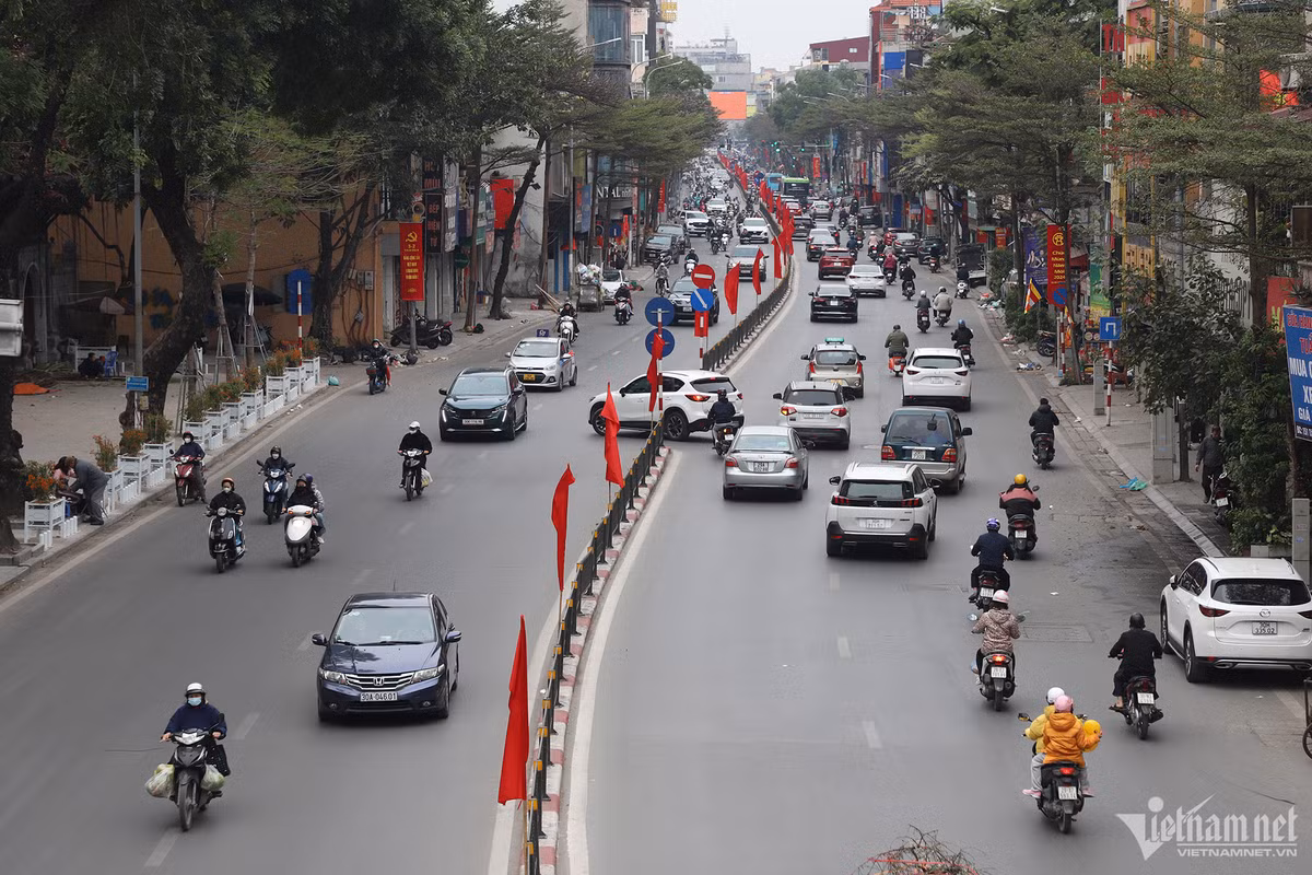 Đến 16h, lượng phương tiện chỉ còn tập trung đông ở một số tuyến đường có nhiều cửa hàng mở cửa như Chùa Bộc, Thái Thịnh, Thái Hà...