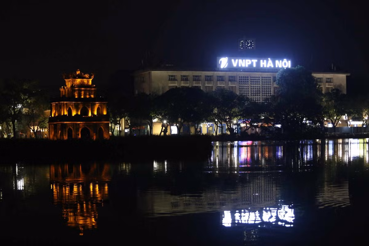 Hồ Gươm luôn được nhiều người dân Hà Nội lựa chọn làm điểm đón Giao thừa.
