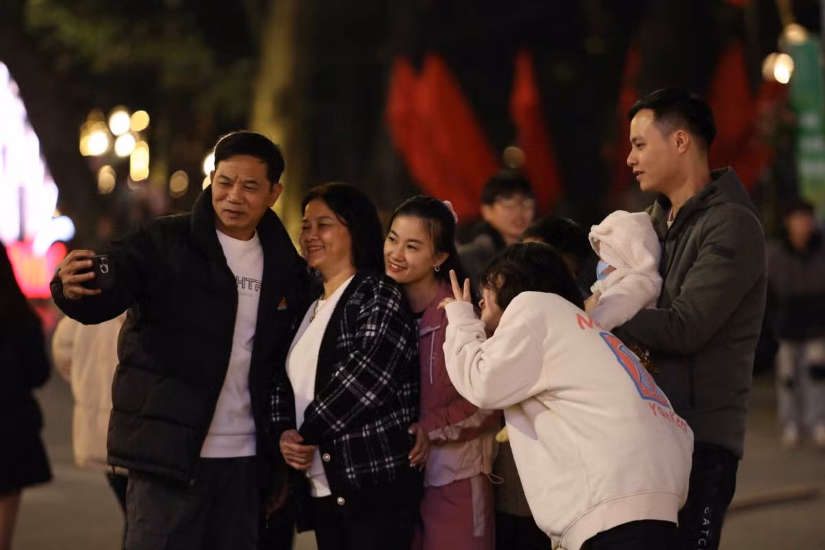 Ngoài bố trí 100% lực lượng, phương tiện tham gia bảo vệ điểm bắn pháo hoa trên địa bàn, những nơi tập trung đông người…