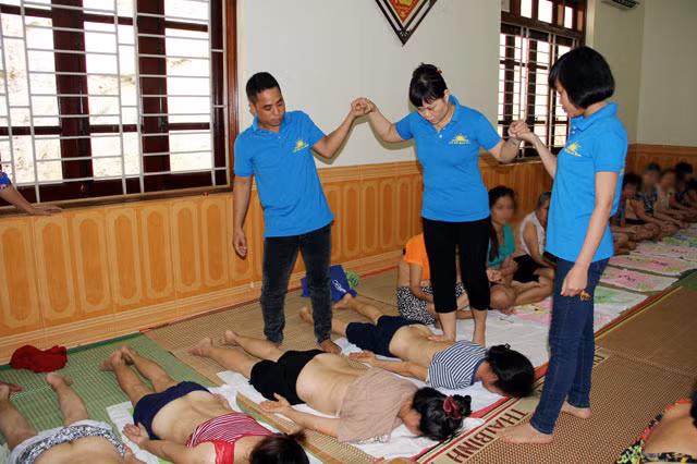 5. Tạm đình chỉ cơ sở của “Cô Phú Bồ tát” Liên quan đến vụ việc “Cô” Phú hay “Cô Phú Bồ tát” chữa bệnh bằng cách giẫm lên người, ông Đặng Mộng Điệp- Phó Chủ tịch UBND TP Sông Công cho biết, UBND Thành phố Sông Công sẽ ban hành văn bản tạm đình chỉ trong thời gian khoảng một tháng và xin ý kiến Sở Y tế Thái Nguyên. Đồng thời, tiếp tục chỉ đạo cơ quan chuyên môn điều tra xác minh, nếu phát hiện bà Phú hoạt động không đúng với ngành nghề kinh doanh cấp phép, vi phạm luật khám chữa bệnh thì UBND TP sẽ ra văn bản xử lý theo quy định pháp luật.