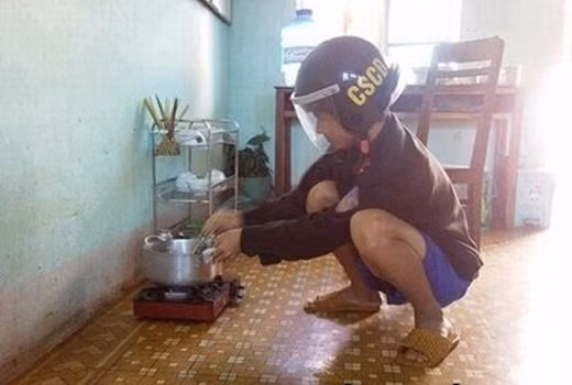 Mũ bảo hiểm là đồ bảo hộ không thể thiếu mỗi khi nấu ăn của các quý ông.