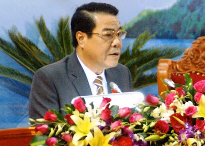 Ông Dương Thanh Bình - Bí thư Tỉnh Cà Mau Ông Dương Thanh Bình, SN 1961, quê xã Hồ Thị Kỷ, huyện Thới Bình, tỉnh Cà Mau; trình độ Cử nhân chính trị, Cử nhân kinh tế. Trước khi tái cử, ông Bình từng đảm nhận các chức vụ Phó Trưởng Ban tổ chức Tỉnh ủy, Trưởng Ban Tổ chức Tỉnh ủy Cà Mau, Bí thư Huyện ủy Trần Văn Thời, Phó Bí thư Thường trực Tỉnh ủy, Bí thư Tỉnh ủy.