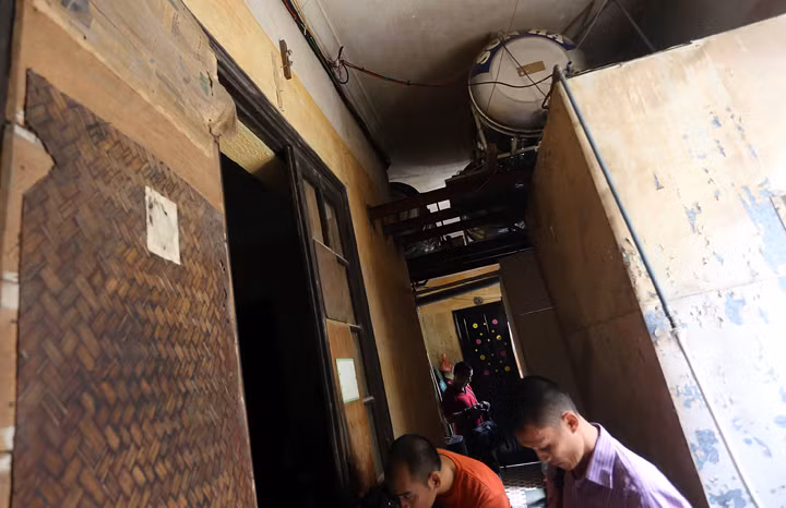 Ngôi biệt thự đã xuống cấp nhưng phải cõng những bể nước sinh hoạt của các hộ dân.