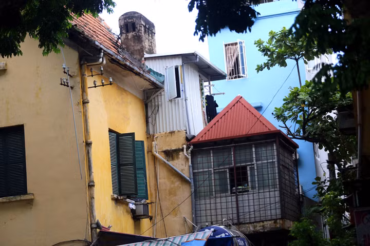 Một biệt thự cổ tại phố Trần Hưng Đạo HN đã xuống cấp, phải cõng nhiều diện tích phụ cơi nới.