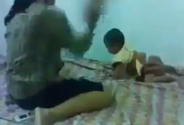 Phẫn nộ người mẹ liên tục đánh đập con tàn bạo Phan no nguoi me lien tuc danh dap con tan bao
