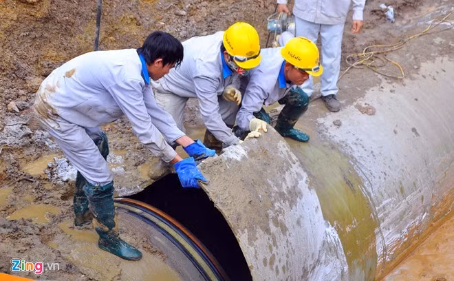 10. Đường ống nước sông Đà vỡ lần thứ hai liên tiếp trong hai ngày Khoảng 4h30 sáng 26/9, đường ống nước sạch sông Đà lại tiếp tục bị vỡ tại km26+350, thuộc địa phận huyện Thạch Thất (Hà Nội), gây ảnh hưởng tới khoảng 70.000 hộ dân ở các quận Thanh Xuân, Hoàng Mai, Hà Đông… Điều đáng nói, trước đó 1 ngày (25/9), vào khoảng 3h sáng, đường ống dẫn nước cũng bị vỡ tại ngã tư Big C (đầu đại lộ Thăng Long). Sự cố ảnh hưởng tới khoảng 50.000 hộ dân ở hai quận Thanh Xuân, Đống Đa.