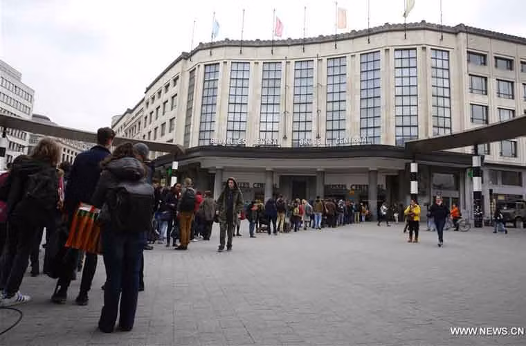 Các hành khách xếp hàng để kiểm tra an ninh bên ngoài nhà ga trung tâm ở Brussels.