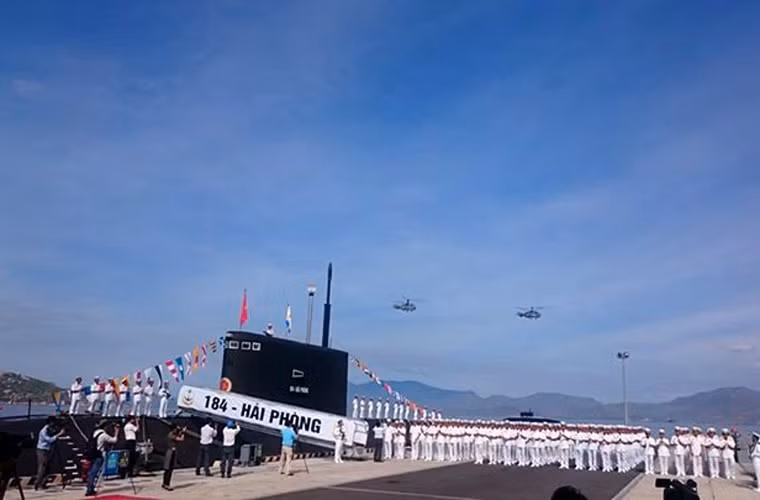 Đội hình trực thăng hải quân Ka-28 bay biểu diễn trong Lễ thượng cờ.