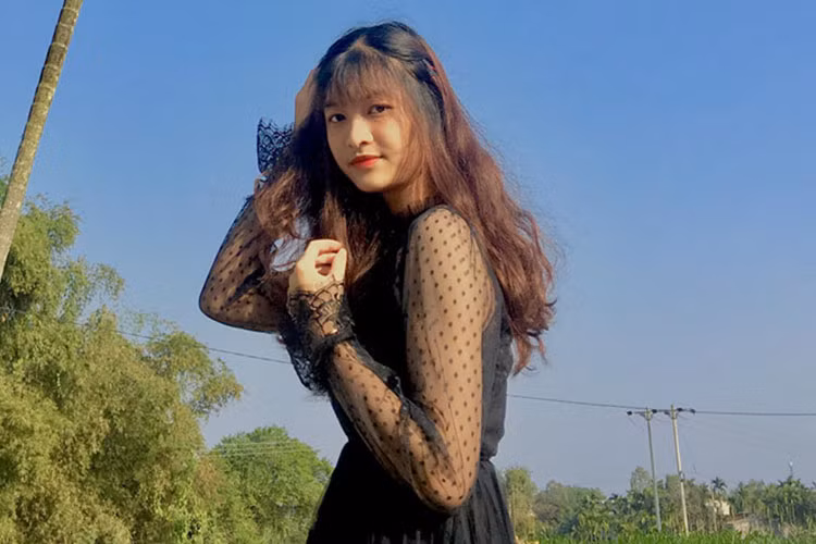 Á hậu Kiều Loan có phong cách nhẹ nhàng, nữ tính ở đời thường.