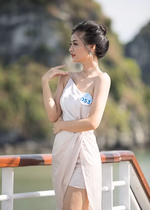 Một số khán giả nhận xét hình thể của Kiều Loan khá gầy.