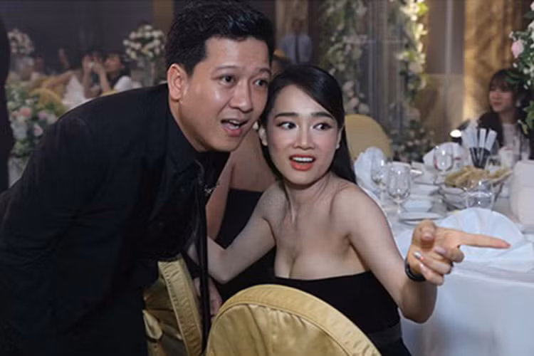 Trở thành bà mẹ bỉm sữa, Nhã Phương chẳng ngại ngần diện váy o ép vòng một trong khi hồi chưa lấy chồng, cô hiếm khi hở bạo. Ảnh: Vietnamnet