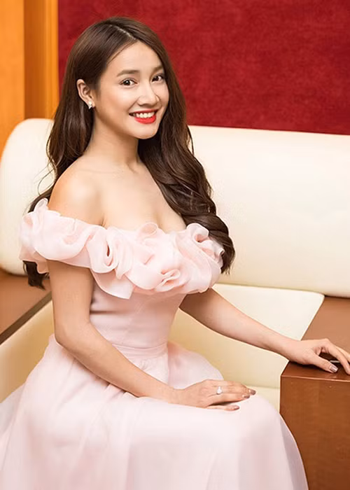 Nhã Phương lộ rõ vòng một căng đầy gợi cảm khi rũ bỏ hình ảnh kín đáo quen thuộc.