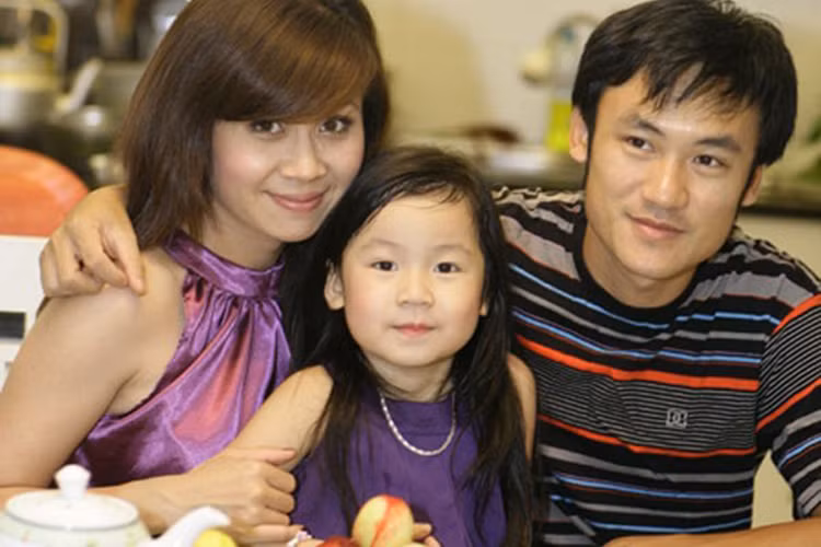Nhạc sĩ phối khí Sơn Hải cũng luôn dành thời gian chơi đùa để con gái đỡ nhớ mẹ mỗi lần Lưu Thiên Hương đi công tác xa nhà.