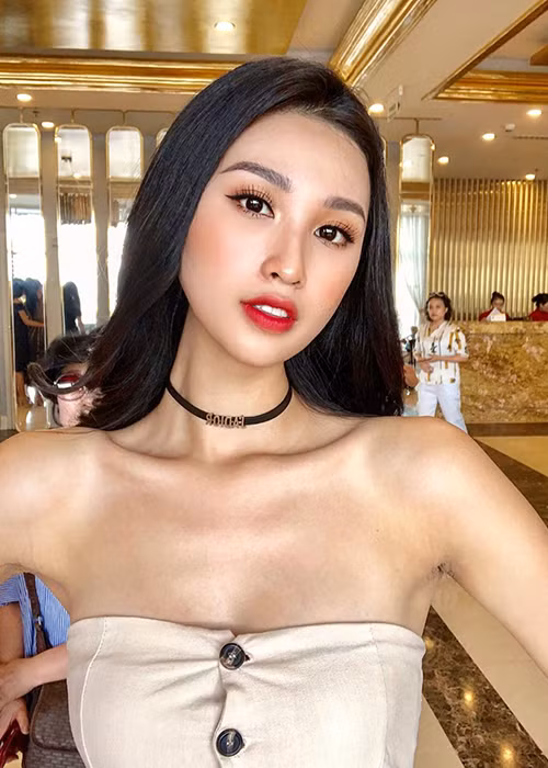 Không thể phủ nhận người đẹp sinh năm 1997 có đường cong gây mê.