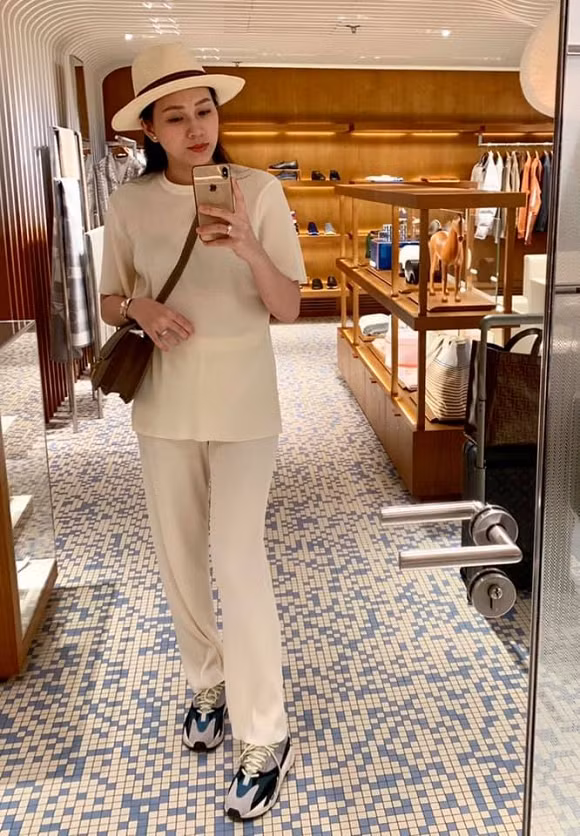 Chân dài này thường xuyên được đặt chân đến những nơi nghỉ dưỡng xa xỉ và tậu loạt hàng hiệu đắt tiền.
