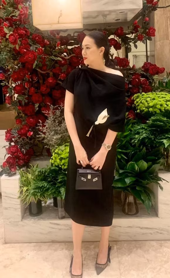 Từ đó, Ngọc Thạch chuyển ra Bắc sống, rút lui khỏi showbiz để làm một người vợ hiền, dâu thảo.