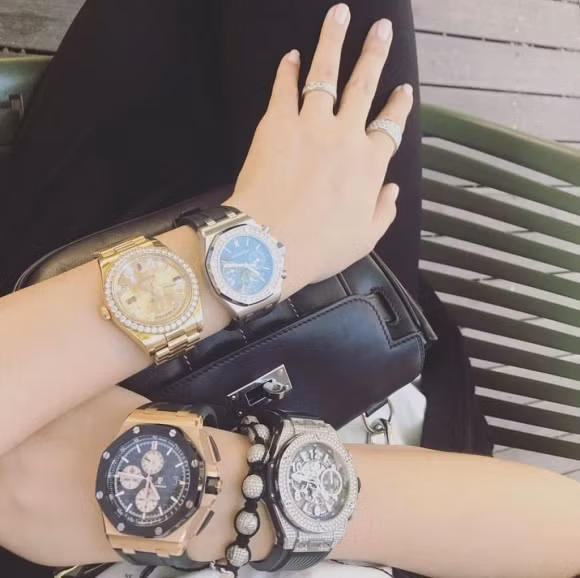 Chân dài này thường xuyên được đi du lịch và tậu loạt đồ hiệu đắt giá.