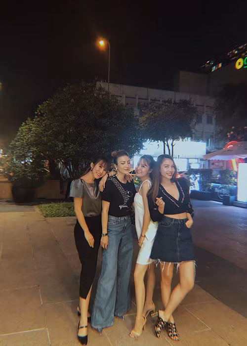 Trở về Việt Nam sau khi ly hôn, nữ ca sĩ dành thời gian nhiều hơn gia cho gia đình, bạn bè.