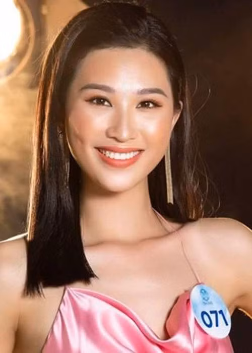 Phạm Thị Anh Thư sinh năm 1997, cao 1m75, nặng 53 kg và số đo 3 vòng 84-63-91 cm. Cô thuộc nhóm thí sinh có hình thể cân đối nhất. Thành tích của Anh Thư trước khi đến với Miss World Việt Nam 2019 là top 5 cuộc thi Hoa khôi Áo dài 2016 và Hoa hậu Phụ nữ Sắc Đẹp - Miss Beauty Woman 2017.