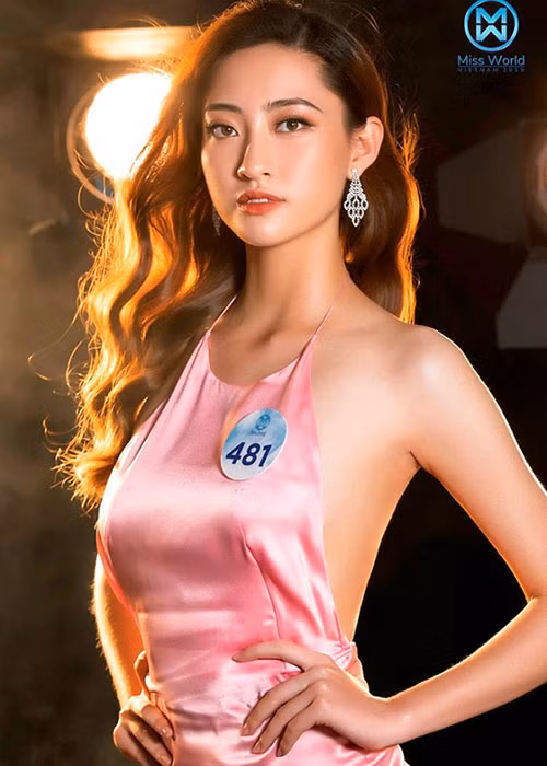 Thí sinh được nhiều người dự đoán sẽ đăng quang Miss World Việt Nam 2019 là Lương Thùy Linh. Cô sinh năm 2000, cao 1m77, có số đo 3 vòng 88 - 68 - 92 cm. Gương mặt, thần thái, vóc dáng, kỹ năng trình diễn của Thùy Linh đều được đánh giá cao. Ngoài ra, người đẹp còn sở hữu IELTS 7.5. Nhiều người nhận xét Thùy Linh là bản sao của Hoa hậu Đỗ Mỹ Linh.