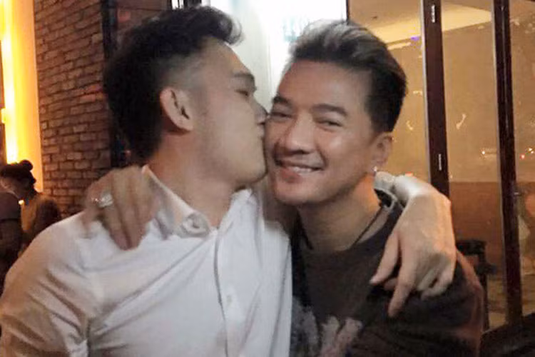 Đàm Vĩnh Hưng lâu nay luôn công khai dành nhiều tình cảm cho Mỹ Tâm và bị đồn yêu Dương Triệu Vũ.