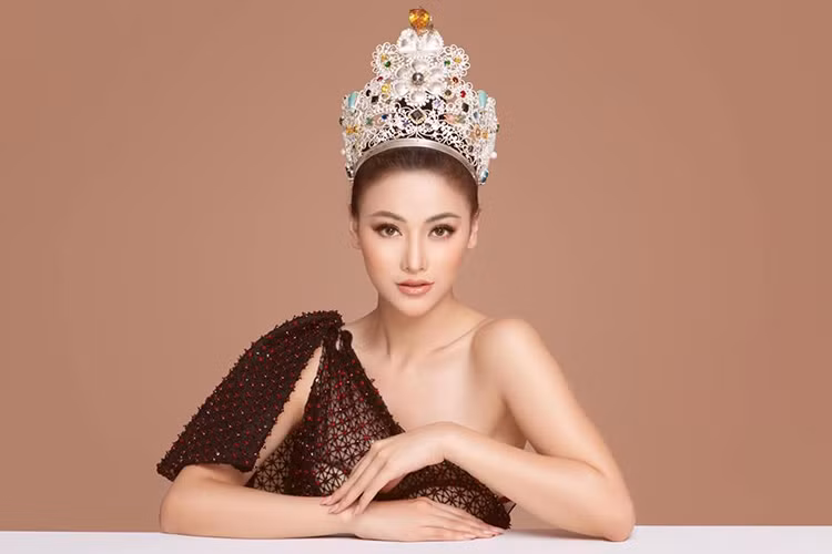 Dù lên tiếng phủ nhận nhưng Phương Khánh vẫn bị tin đồn mua giải bủa vây khiến cô phải bật khóc lên tiếng phân trần một lần nữa. Phương Khánh nói cô không hề mua giải, tất cả cô có được ngày hôm nay là nhờ vào cố gắng của bản thân và ủng hộ từ gia đình.
