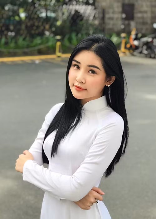 “Tôi có ngoại ngữ tốt, thành thạo tiếng Anh và tiếng Pháp. Tôi tự tin về chiều cao tốt, sắc vóc tốt, hình thể đẹp, gương mặt xinh. Vì thế, đó là những yếu tố giúp tôi trở thành hoa hậu chứ không cần phải mua giải”, Ngân Anh chia sẻ trên Người đưa tin.