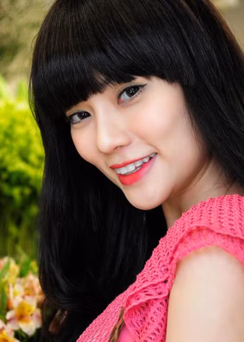 Để lộ gương mặt khác lạ, nữ ca sĩ "Viên kẹo ngọt" vướng nghi vấn phẫu thuật thẩm mỹ.