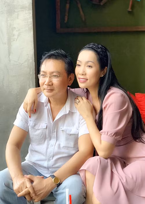 Vợ chồng Trịnh Kim Chi sát cánh bên nhau trong cuộc sống lẫn công việc kinh doanh.