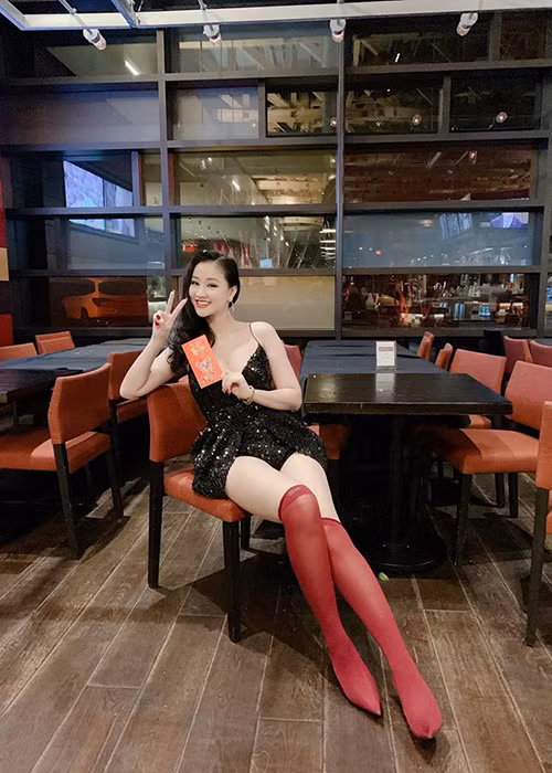 Maya sở hữu vóc dáng gợi cảm. Sau khi sinh con, cô lại càng quyến rũ.
