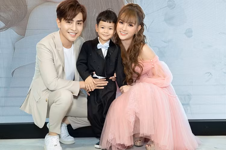 Ngoài Kin Nguyễn, Thu Thủy cũng bị nhiều cư dân mạng chỉ trích vì cho rằng nữ ca sĩ để mặc con trai bị đối xử không tốt.