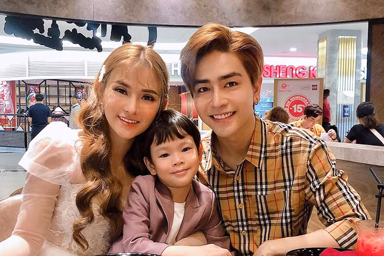 Gắn liền với hình ảnh bố dượng yêu thương con riêng của vợ, Kin Nguyễn bất ngờ để lộ khoảnh khắc bị nghi cấu tay bé. Hành động của chồng Thu Thủy khiến dư luận dậy sóng.