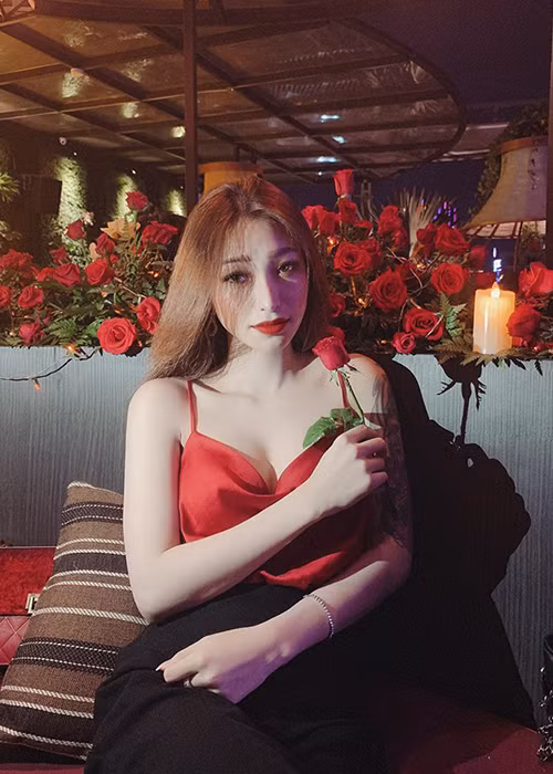 Tình cũ của Kin Nguyễn sở hữu gương mặt khá xinh đẹp cùng vóc dáng gợi cảm.