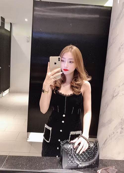 Thời điểm tham gia Dare Pong, Yến Hana đang có bạn trai nhưng không ngại thực hiện các thử thách với tình cũ.