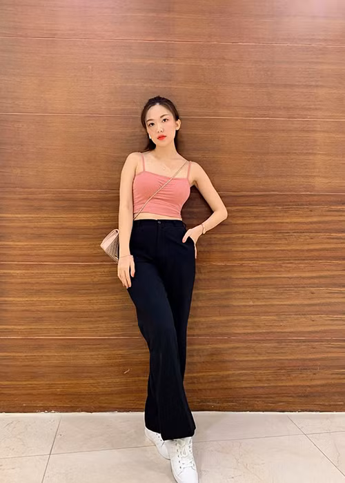 Trả lời Zing, nữ diễn viên phim "Hoa hồng trên ngực trái" phủ nhận phẫu thuật thẩm mỹ. Cô nói, gương mặt có vẻ khác so với trước do bản thân cô biết cách trang điểm.