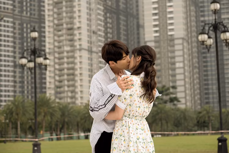 Theo ảnh hậu trường, cả hai có cảnh hôn nhau rất sâu khiến nhiều người lo lắng giùm cho Hari Won vì sợ Trấn Thành sẽ ghen. Ảnh: Vnmedia
