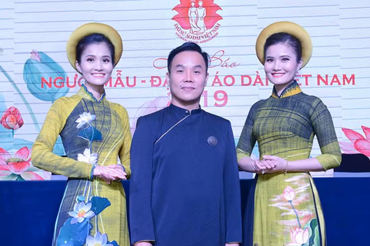 Nhà thiết kế Việt Hùng xuất thân là luật sư. Theo Người tiêu dùng, sau gia đình, anh luôn dành tình yêu cho thời trang. Sau khi bỏ nghề thuật sư, Việt Hùng bước chân vào nghề thiết kế thời trang.