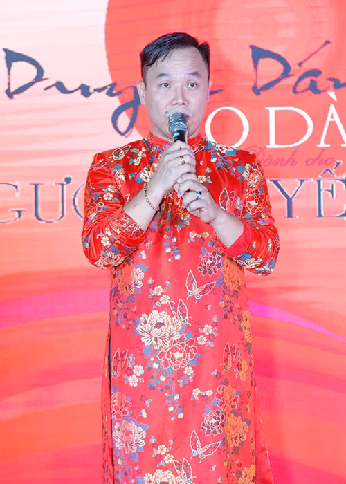 Ngoài làm thời trang, thiết kế áo dài, giảng dạy, NTK Việt Hùng còn là ông bầu hoa hậu với 18 năm kinh nghiệm.
