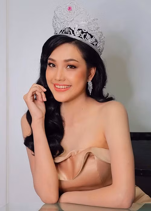Narintorn “Grace” Chadapattarawalrachoat đăng quang Hoa hậu Thế giới Thái Lan 2019 cùng thời điểm với Lương Thùy Linh.